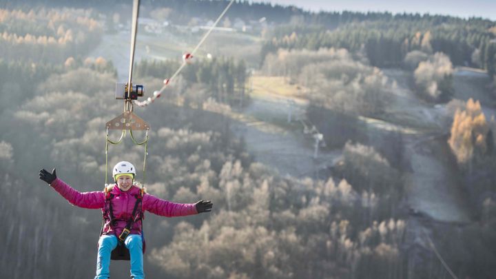 Nejlepší atrakcí českých hor je zipline. Jízdu nad údolím si turisté zamilovali; Zdroj foto: Sport areál Klíny