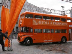 Doubledecker zapůjčený z Británie jezdil kdysi i v barvách ČSSD.