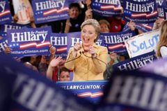 Clintonová vrátila v nočním dramatu úder, napětí stoupá