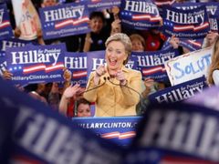 Hillary Clintonová slaví dosavadní výsledky mezi svými příznivci.