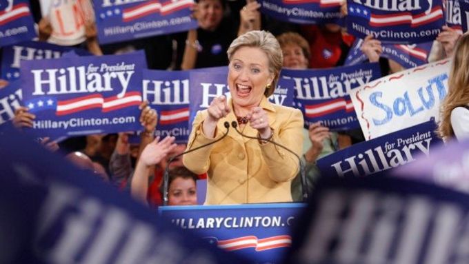 Hillary Clintonová slaví dosavadní výsledky mezi svými příznivci.