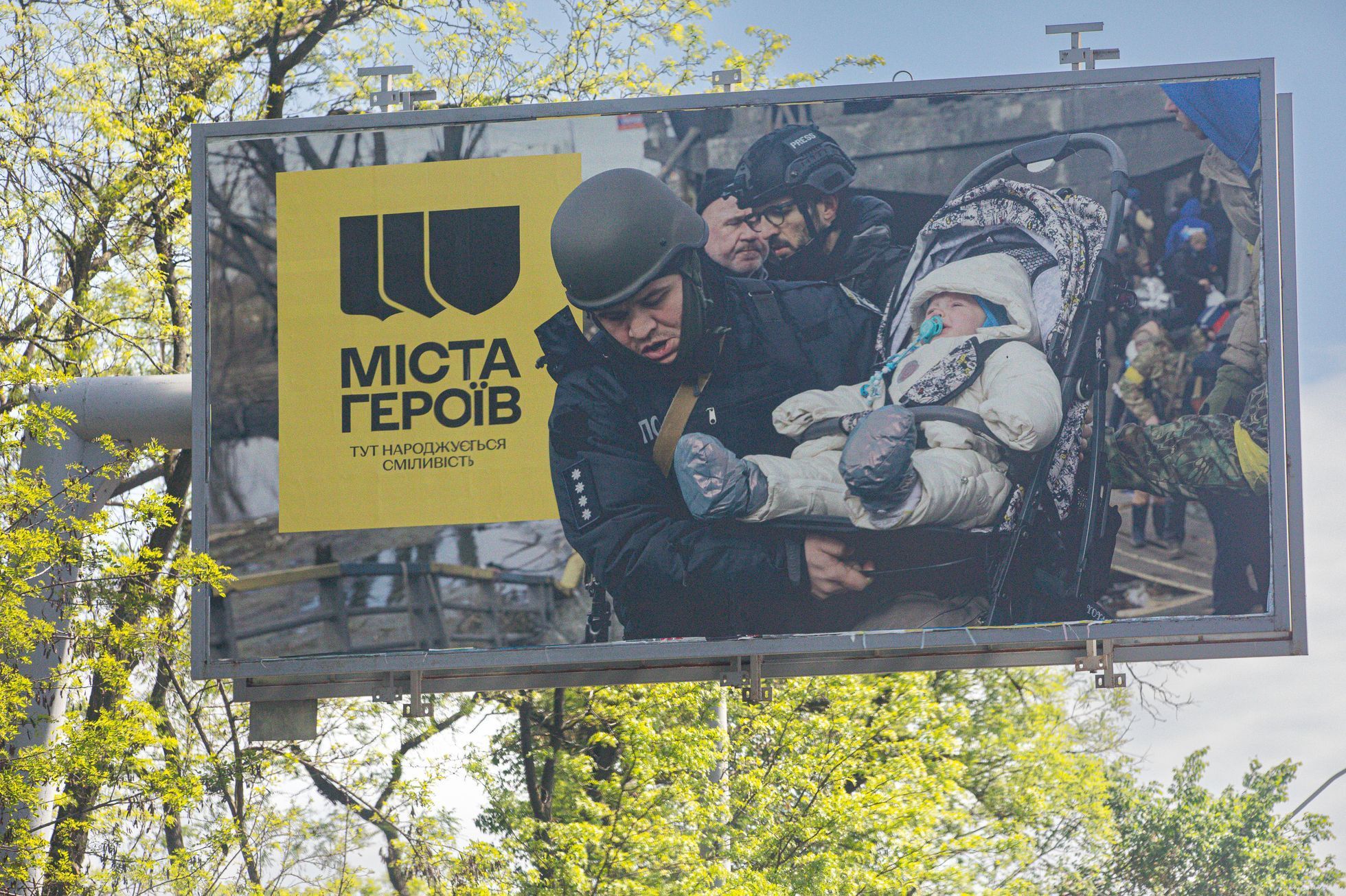 Ukrajina - květen 2023 - billboardy, válka, armáda