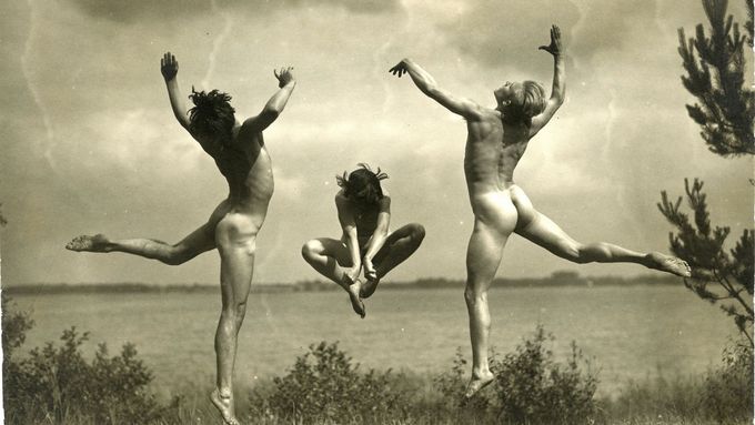 "Je na čase, aby nahota byla považována za něco zcela běžného," tvrdí organizátoři výstavy s názvem Frei Schwimmen (Volné plavání).