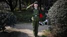 Xiao Cao, a 57-year-old gay man, salutes as he performs as a cultural revolution red guard at a park in Shanghai March 13, 2012. China's gay community has long been on the edges of society but it is gradually becoming more accepted. Cao, who is an unemployed drag queen, is one whose life lifts the curtain on a less romanticised view of Chinese homosexuals. Living in an eight-square-metre apartment behind a public toilet and with a monthly income of 500 yuan ($79) from social insurance, he passes his days dancing in public and spending time with friends at gay clubs. Picture taken March 13, 2012. REUTERS/Aly Song (CHINA - Tags: SOCIETY) CHINA OUT. NO COMMERCIAL OR EDITORIAL SALES IN CHINA. ATTENTION EDITORS PICTURE 13 OF 28 OF PACKAGE 'GAY AND OUT IN CHINA' TO FIND ALL IMAGES SEARCH 'GAY OUT CHINA' Published: Čer. 1, 2012, 12:38 dop.