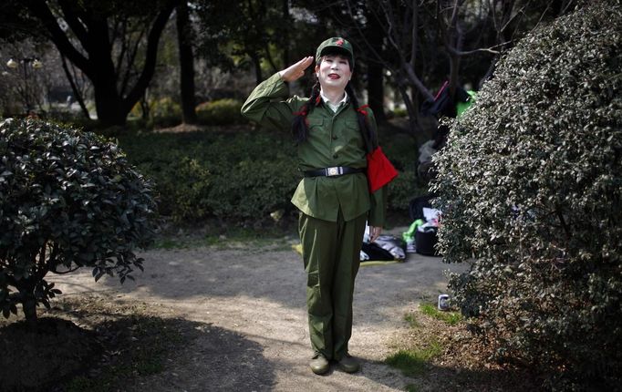 Xiao Cao, a 57-year-old gay man, salutes as he performs as a cultural revolution red guard at a park in Shanghai March 13, 2012. China's gay community has long been on the edges of society but it is gradually becoming more accepted. Cao, who is an unemployed drag queen, is one whose life lifts the curtain on a less romanticised view of Chinese homosexuals. Living in an eight-square-metre apartment behind a public toilet and with a monthly income of 500 yuan ($79) from social insurance, he passes his days dancing in public and spending time with friends at gay clubs. Picture taken March 13, 2012. REUTERS/Aly Song (CHINA - Tags: SOCIETY) CHINA OUT. NO COMMERCIAL OR EDITORIAL SALES IN CHINA. ATTENTION EDITORS PICTURE 13 OF 28 OF PACKAGE 'GAY AND OUT IN CHINA' TO FIND ALL IMAGES SEARCH 'GAY OUT CHINA' Published: Čer. 1, 2012, 12:38 dop.