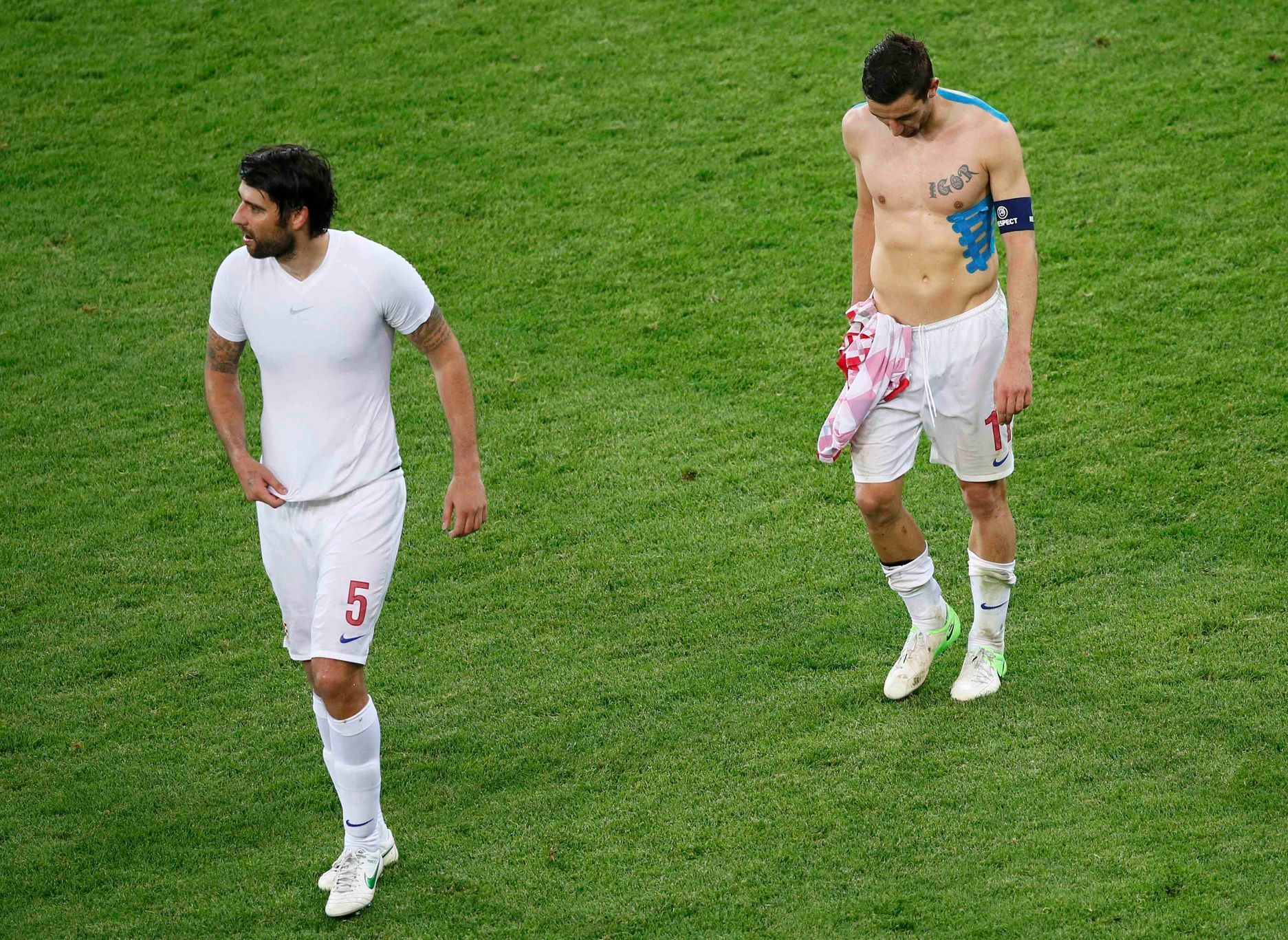 Euro 2012: Vedran Čorluka and Darijo Srna smutní po zápase Chorvatsko - Španělsko