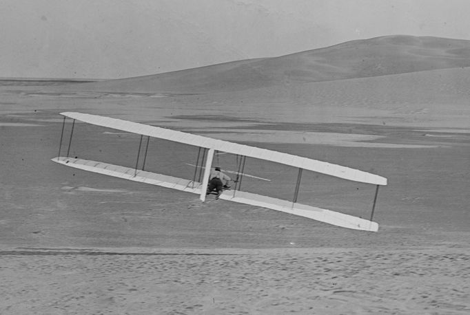 Wilbur Wright testuje ovládání kluzáku pomocí pohyblivé směrovky, 24. října 1902.