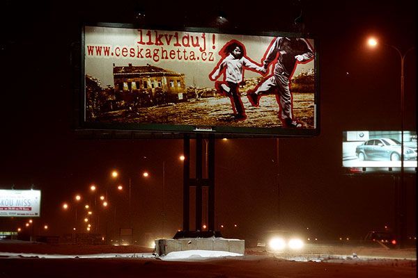 Kampaň "likviduj! www.ceskaghetta.cz" provázejí billboardy i série koncertů