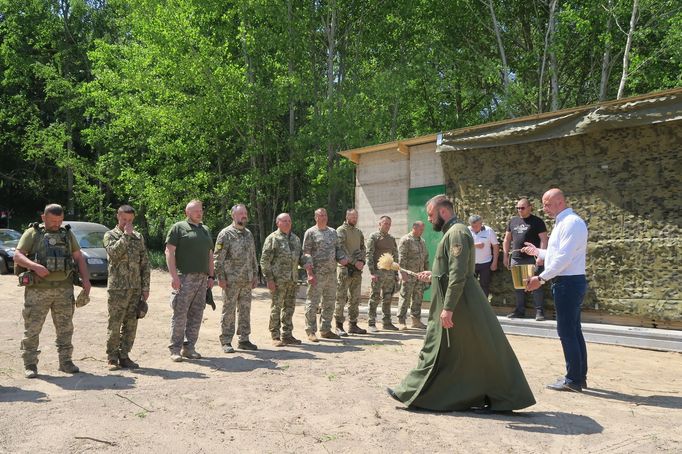 Kaplan Mychajlo Predko žehná jednotce dobrovolníků z teritoriální obrany.