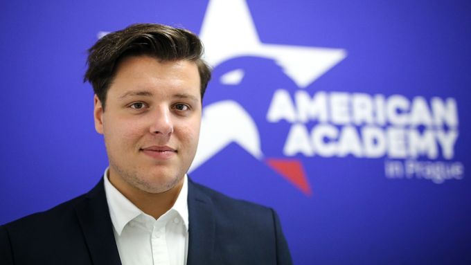 Čtyřiadvacetiletý Ondřej Kania s kolegou otevřel první americkou střední školu v Praze.