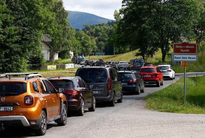 Kolona aut, která se před obcí Dolní Morava tvořila v polovině června.