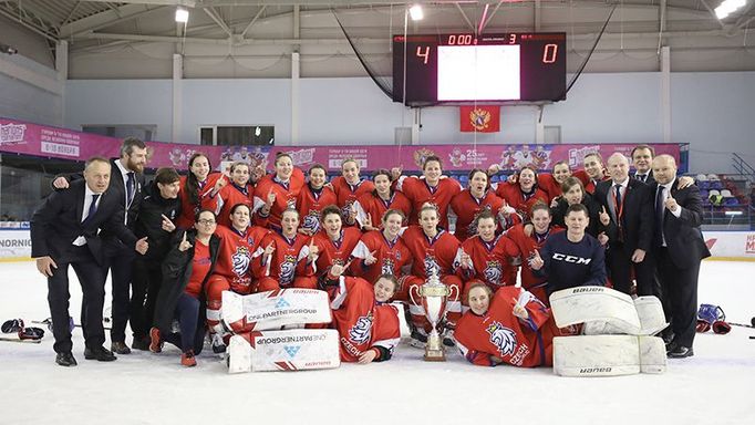 České hokejistky slaví triumf na Turnaji pěti zemí 2019 v Rusku.