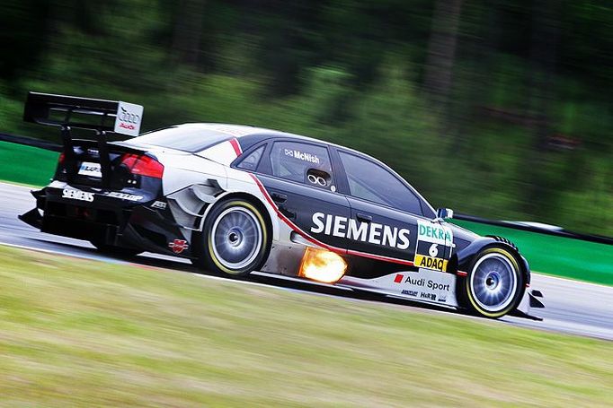 Allan McNish při podřazení před náletem na "stadion" Masarykova okruhu v Brně.