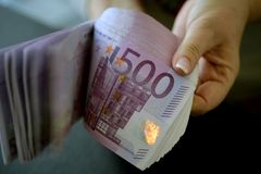 Evropské banky přestaly tisknout pětiseteurovky. Bojí se jejich zneužití teroristy