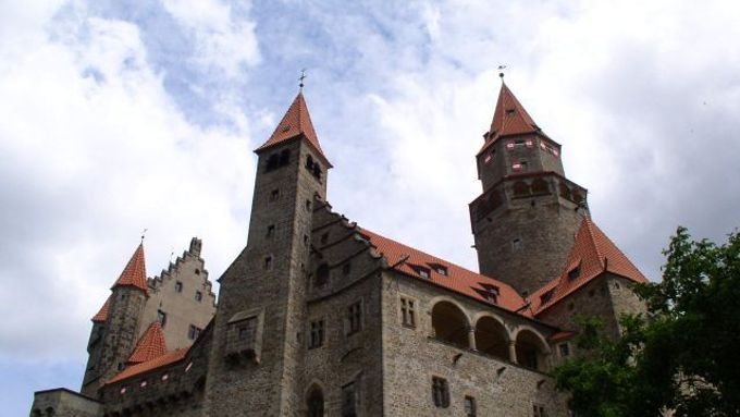 Pohled od jihozápadu z oficiálních stránek hradu Bouzov.