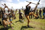 Válečníci z jihoafrického národa Zuluů při svém tanci na počest Mandely.