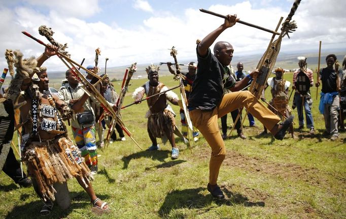 Válečníci z jihoafrického národa Zuluů při svém tanci na počest Mandely.