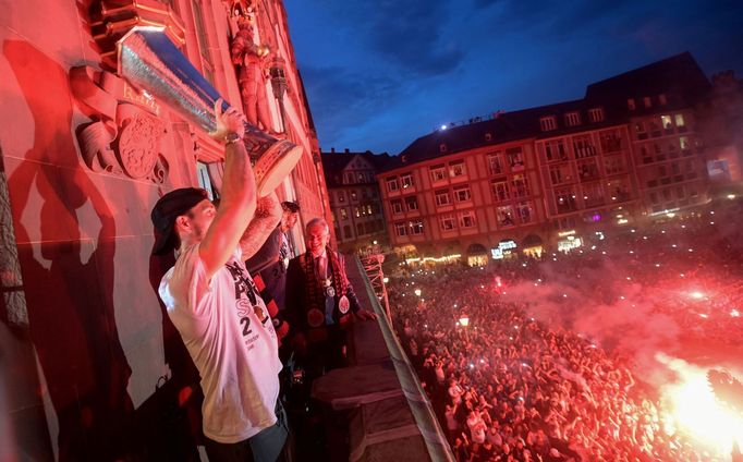 Fotbalisté Eintrachtu slaví na náměstí ve Frankfurtu triumf v Evropské lize