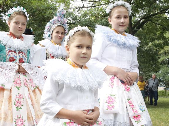 Část Zlínského kraje tvoří místa, kde hraje stále důležitou roli víra  a vztah k tradicím, ke kterým vedou mnozí rodiče i své děti.