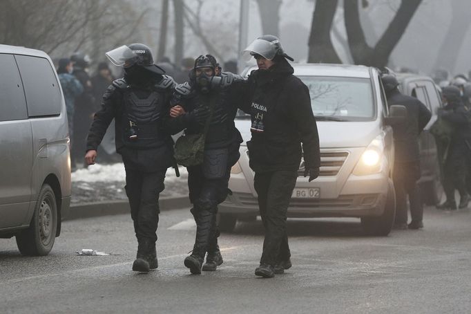 Policie během dne pozatýkala více než 200 lidí.