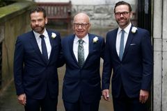 Konec rodinných sporů: mediální impérium Ruperta Murdocha povede syn Lachlan