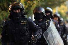 Policie rozehnala v Praze nelegální noční večírek, sešlo se na něm přes 100 lidí
