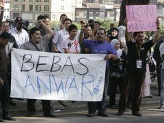 Příznivci Anwara Ibrahima protestují před policejní ústřednou v Kuala Lumpuru proti jeho zatčení