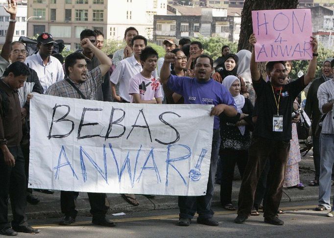 Příznivci Anwara Ibrahima protestují před policejní ústřednou v Kuala Lumpuru proti jeho zatčení