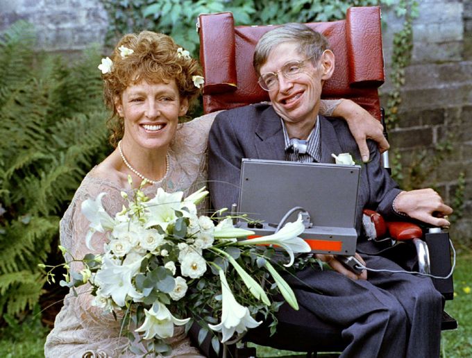 Teoretický fyzik Stephen Hawking krátce po svatbě se svojí druhou ženou Elaine.