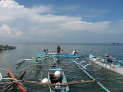Filipínské vody brázdí nepřeberné množství plavidel. Ten nejjednodušší typ - tzv. bangka - má zcela základní tvar, bambusová vahadla a může i nemusí mít vzadu přívěsný motor. Využívá se k rybolovu i přepravě pasažérů