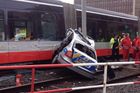 V Praze 3 se srazila tramvaj s policejním autem, tři zranění