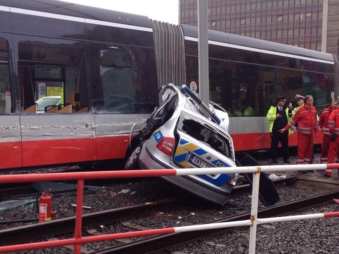 Nehoda policejního auta a tramvaje na Žižkově.