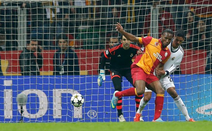 Galatasaray - Real Madrid: Didier Drogba dává gól na 3:1