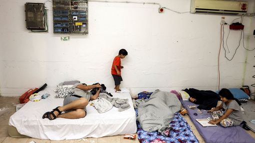 Izraelci čekají na matracích v protileteckém krytu, zatímco rakety z Gazy jsou odpalovány směrem k Izraeli v Aškelonu na jihu země.