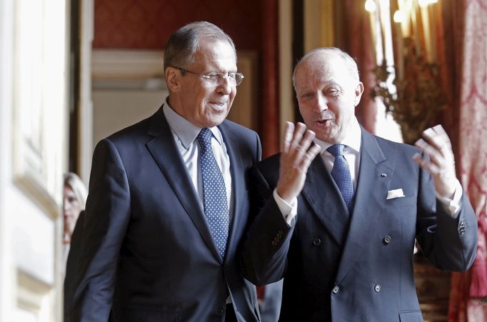 Ruský ministr zahraničí Sergej Lavrov a jeho francouzský protějšek Laurent Fabius.