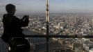 ATTENTION EDITORS - EMBARGOED FOR PUBLICATION TO 00:01 GMT JANUARY 11, 2013 A man takes a photograph St Paul's cathedral and the Thames River from a window in The View gallery at the Shard, western Europe's tallest building, in London January 9, 2013. The View, the public viewing deck accessible by high speed elevators on the 309 metre (1013 feet) Shard building, opens on February 1. Picture taken January 9, 2013. REUTERS/Luke Macgregor (BRITAIN - Tags: TRAVEL CITYSCAPE) TEMPLATE OUT Published: Led. 10, 2013, 12:08 odp.