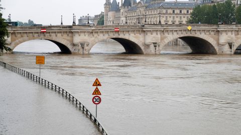V Paříži hrozí záplavy. Úřady už evakuovaly tisíce lidí