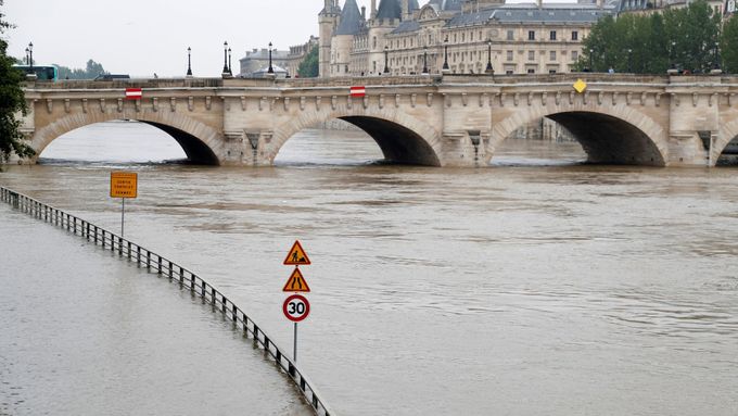 Paříž je v pohotovosti kvůli stoupající Seině. Úřady v okolí hlavního města evakuovaly už tisíce lidí. Kulminovat má voda o víkendu.