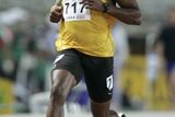 Jamajský sprinter Asafa Powell v poklidu dobíhá své čtvrtfinále v běhu na 100 metrů na světovém šampionátu v Ósace.