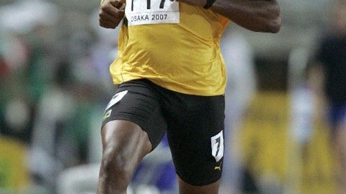 Jamajský sprinter Asafa Powell v poklidu dobíhá své čtvrtfinále v běhu na 100 metrů na světovém šampionátu v Ósace.