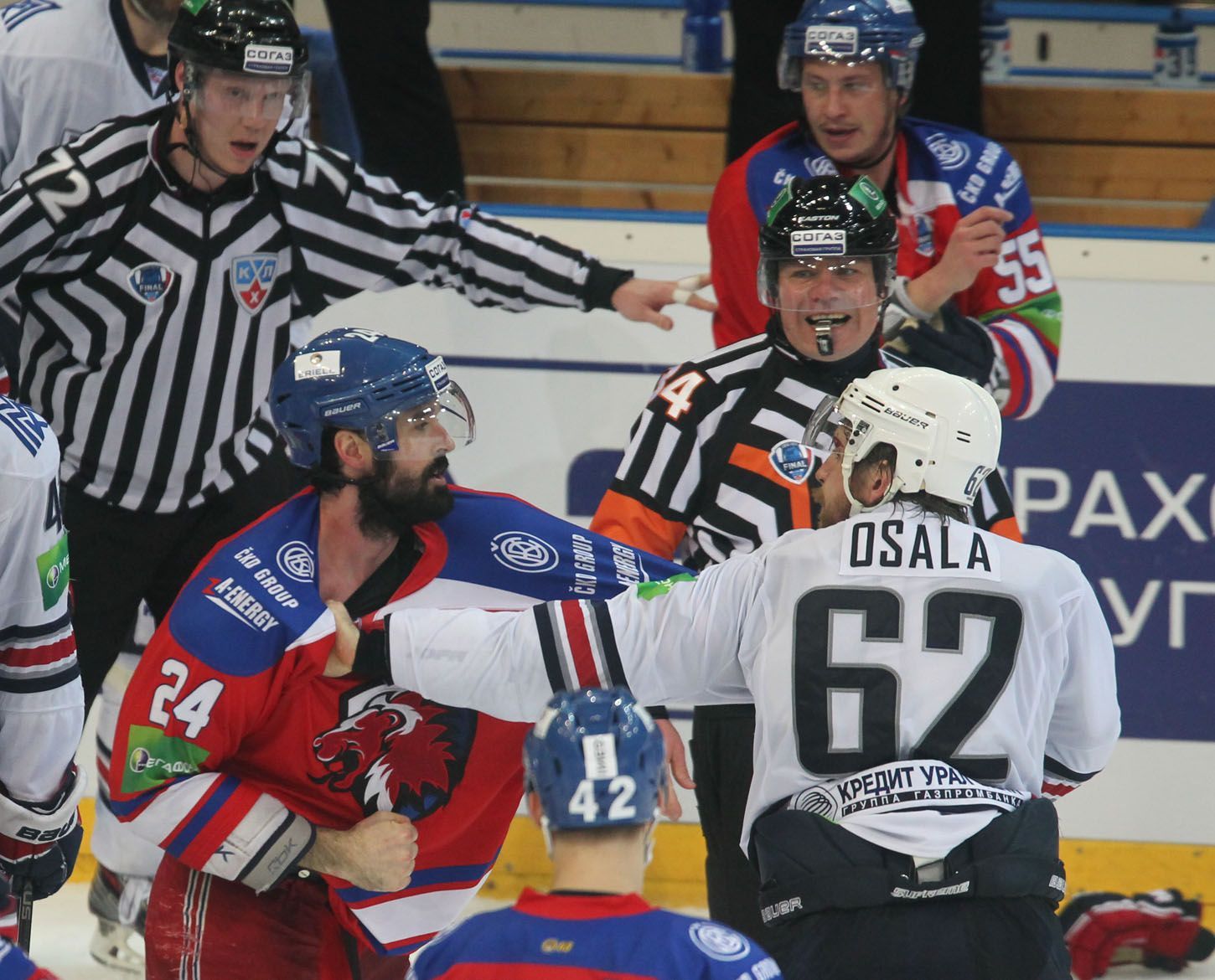 Lev Praha vs. Magnitogorsk, čtvrté finále KHL v O2 aréně (O´Byrne, Osala)