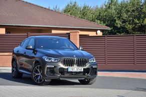 Na cestu si svítí i ledvinkami. Nové BMW X6 je kontroverzní a skvělé zároveň