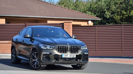 Na cestu si svítí i ledvinkami. Nové BMW X6 je kontroverzní a skvělé zároveň