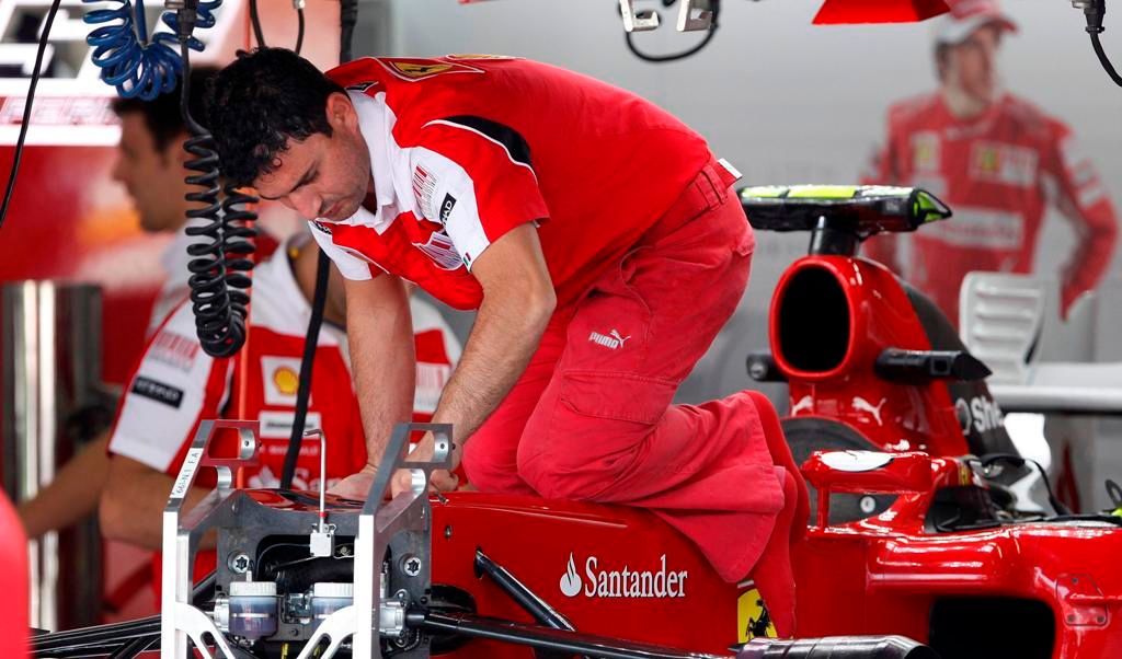 F1 zamířila do Brazílie: Mechanici Ferrari
