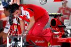 Technici Ferrari kompletují monoposty, které zasáhnou do víkendové Velké ceny.