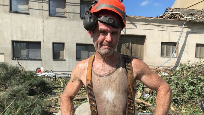 "Je tady nejvíce práce, tak jsem prostě tady," říká dřevorubec Miroslav, který přijel pomáhat.
