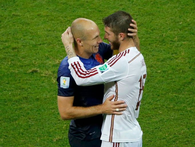 Spain's Sergio Ramos congratulates Arjen Robben (L) of the Netherlands after their victory in the 2014 World Cup Group B match at the Fonte Nova arena in Salvador June 13