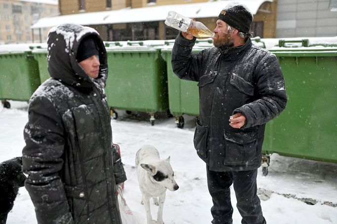 Život bezdomovců v třeskutých mrazech na Sibiři v Rusku.  19. 2. 2020