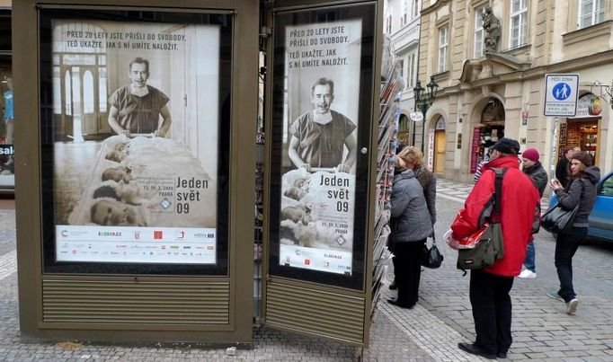 Václav Havel - porodník demokracie - ovládl poutače v centru Prahy.