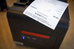 Majitelé e-shopů mohou v noci spát, účtenky pro EET stačí odeslat až ráno